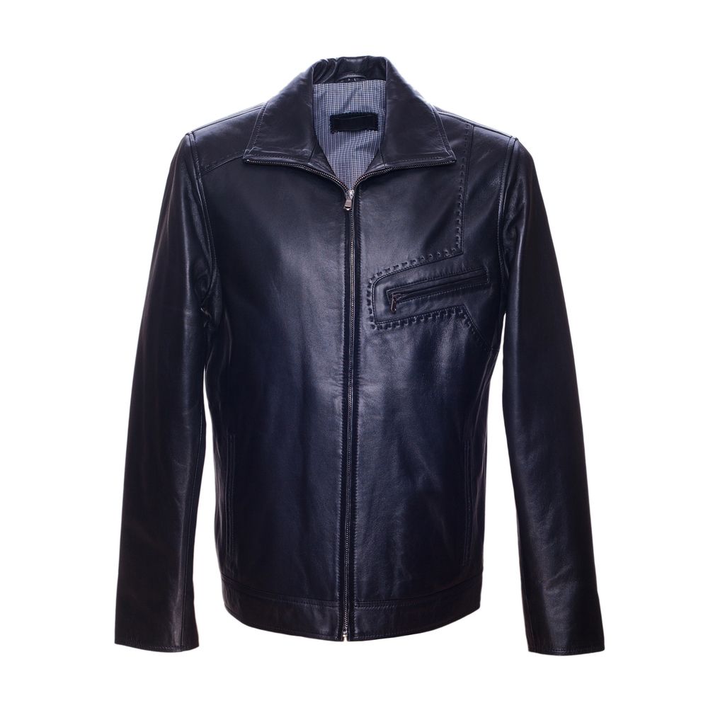 Chaqueta de cuero negra con cierre de cremallera.