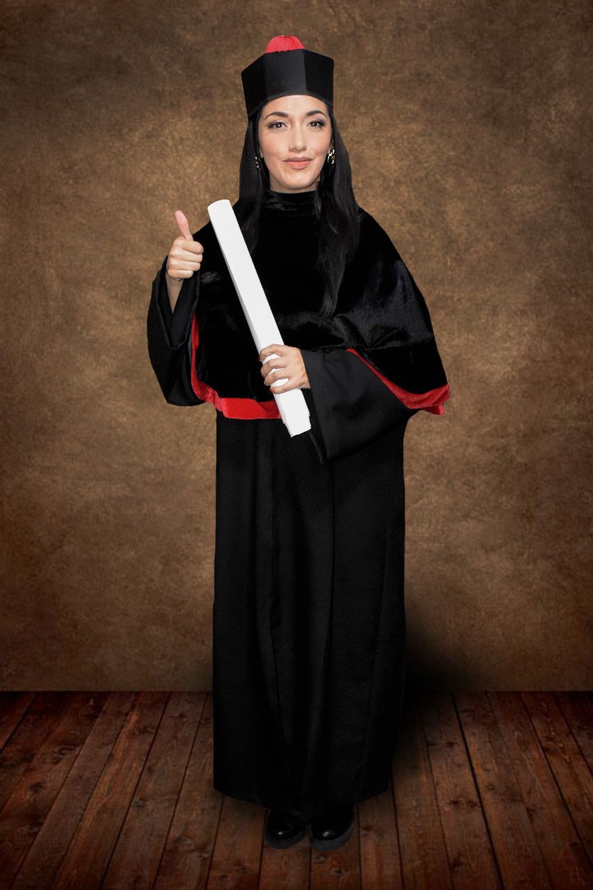 Una mujer con una toga de graduación sostiene un diploma y levanta el pulgar.
