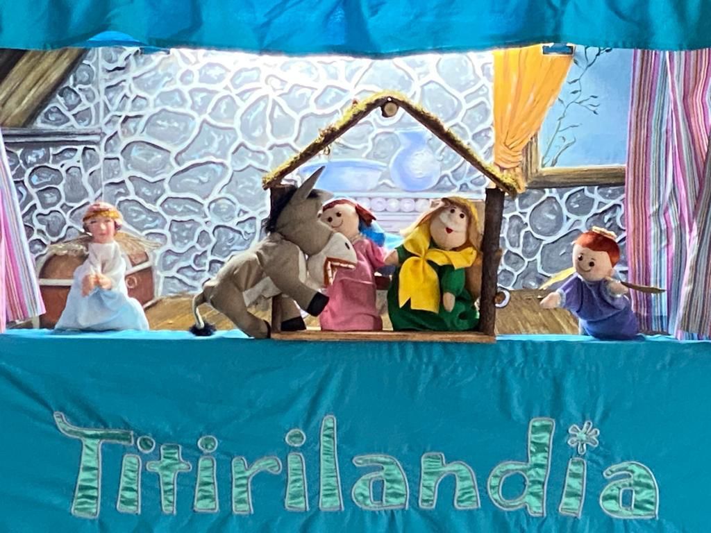 Un espectáculo de marionetas con un burro, una mujer y un niño.