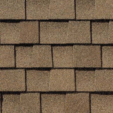 Vue rapprochée de bardeaux de toiture en asphalte brun disposés en quinconce.