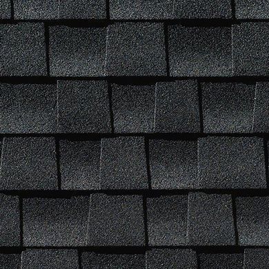 Gros plan de bardeaux de toiture en asphalte noir, texturés et superposés.