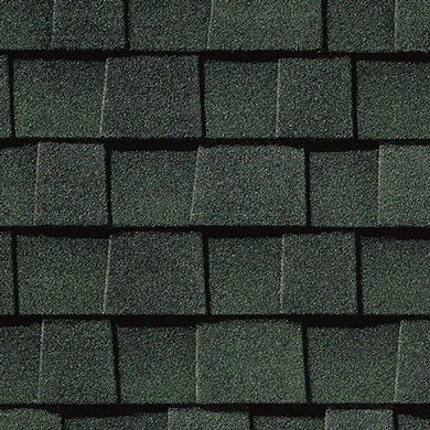 Gros plan de bardeaux de toiture en asphalte vert foncé qui se chevauchent.