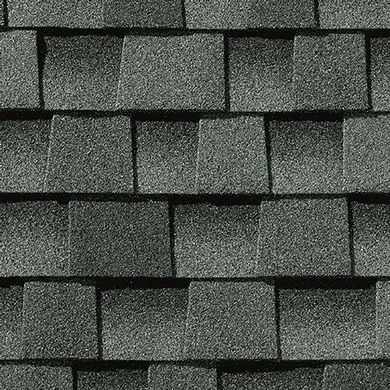 Gros plan d'un toit en bardeaux d'asphalte gris foncé.