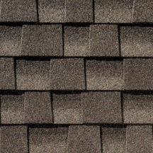 Gros plan de bardeaux d'asphalte bruns sur un toit, offrant texture et détails.