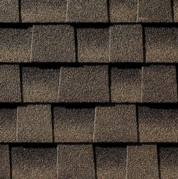 Gros plan de bardeaux de toiture en asphalte brun avec une surface texturée et mouchetée.