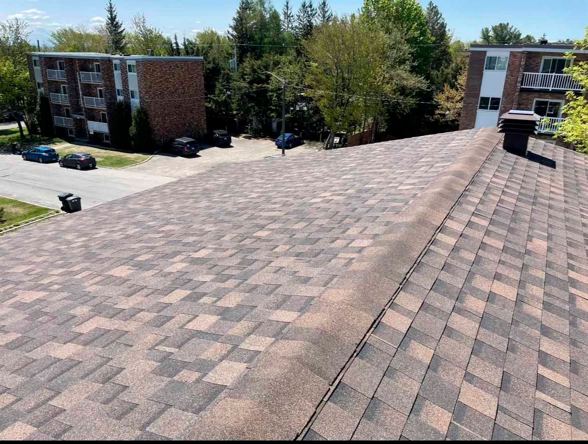 un toit gris avec un puits de lumière au milieu