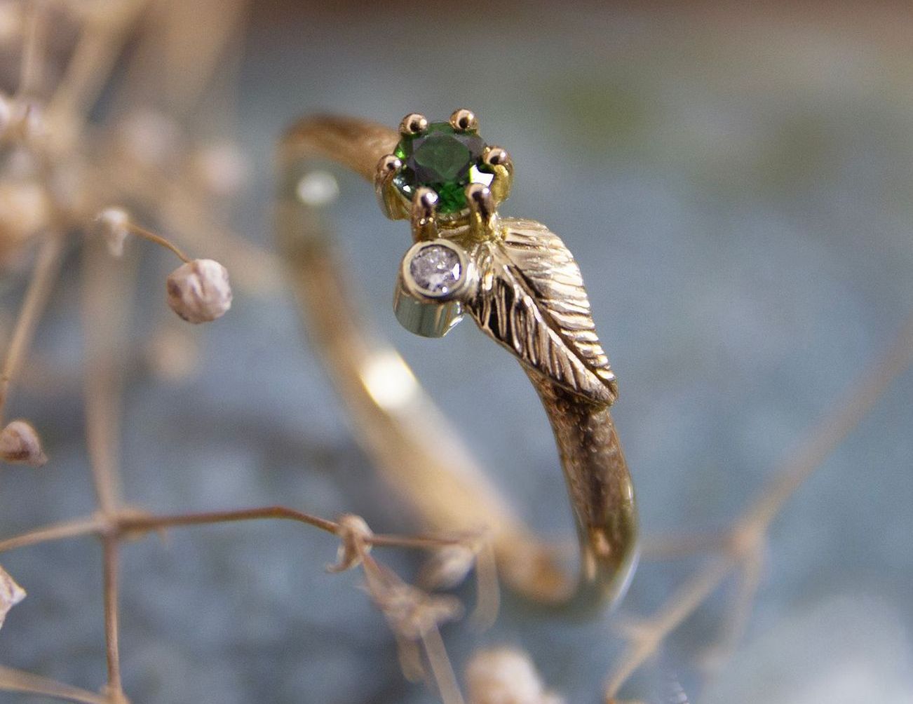 Zelfgemaakte gouden ring met toermalijn en diamant