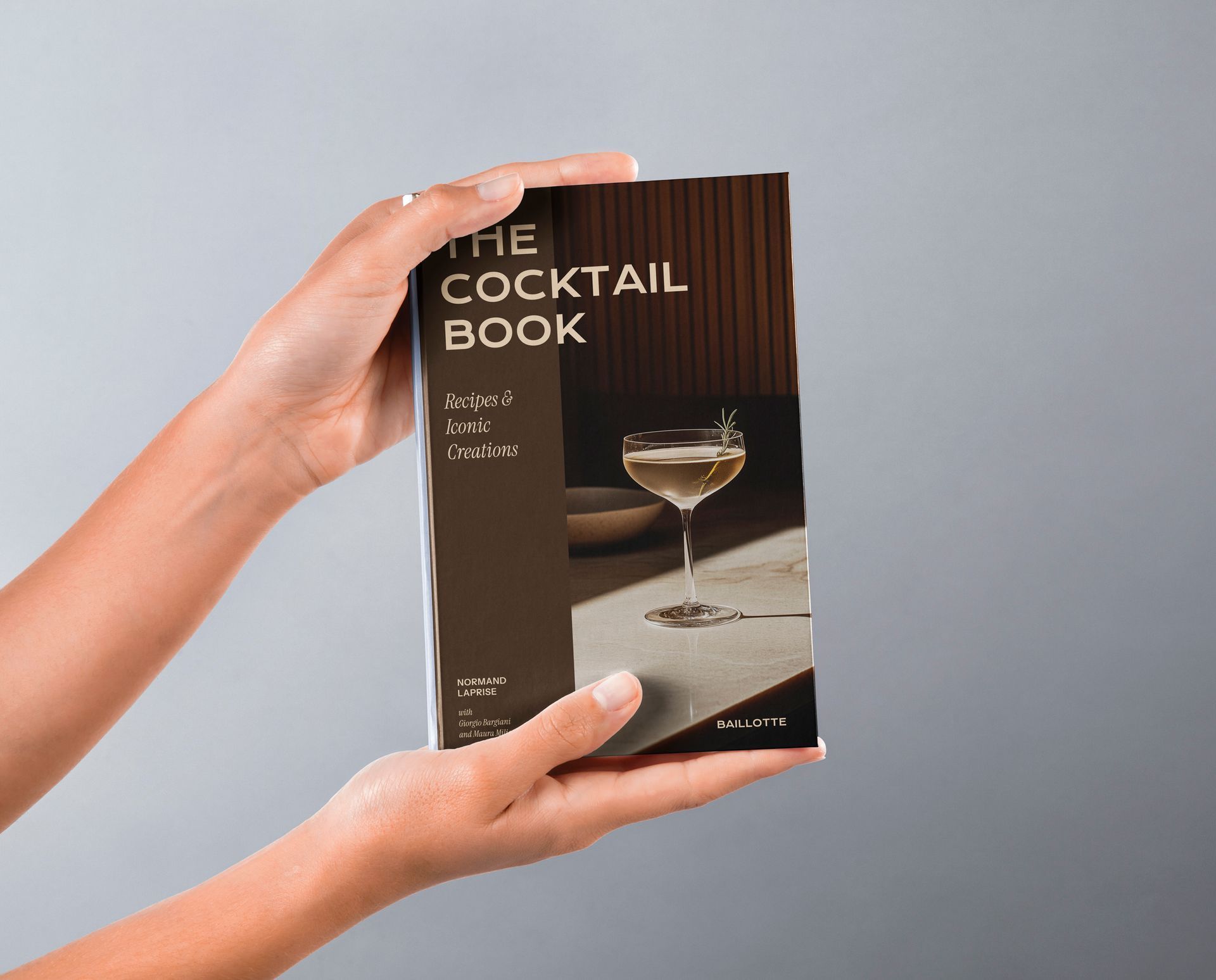 Capa do livro de coquetéis com uma taça de martini sobre um fundo marrom escuro.