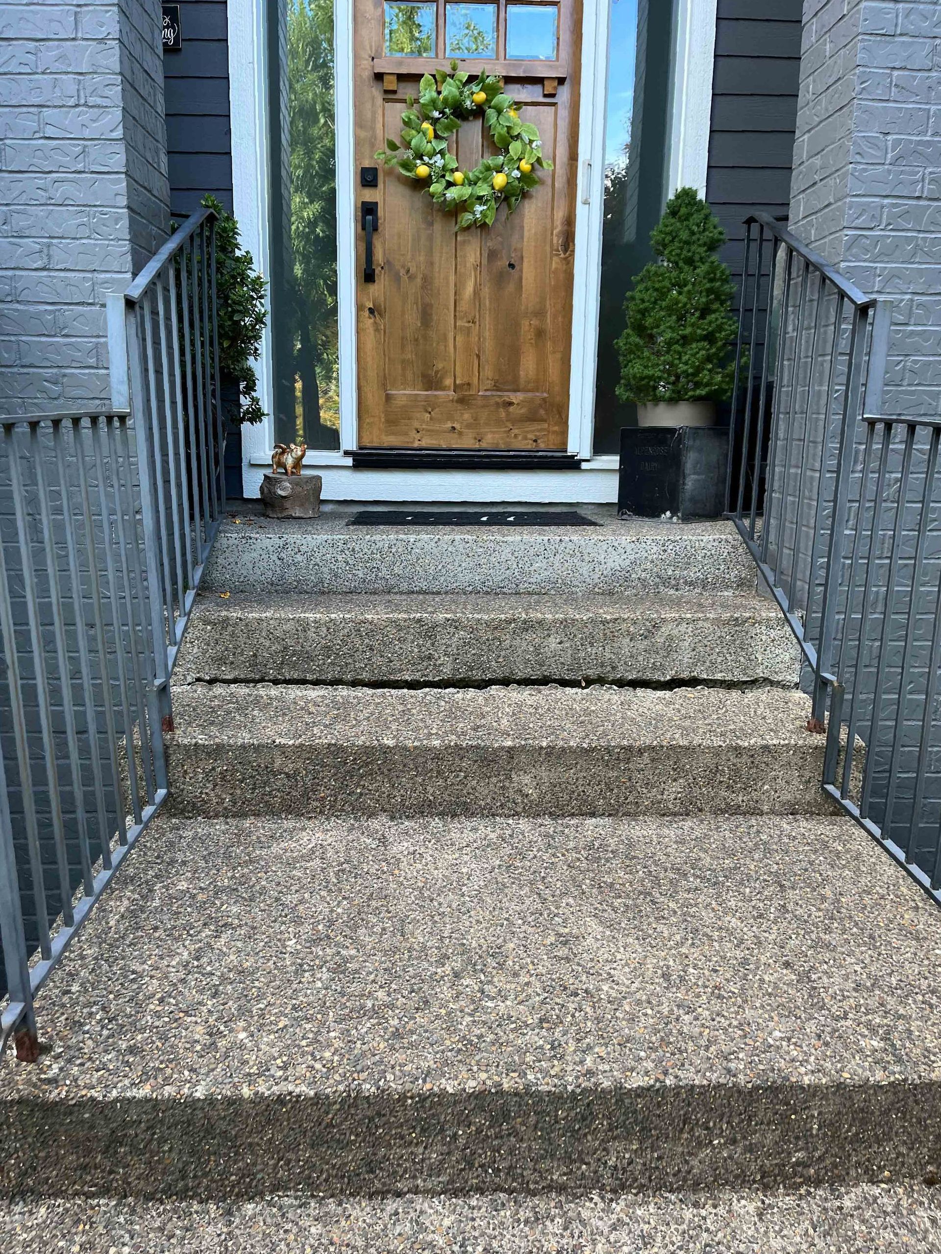 A crack concrete stair before repair