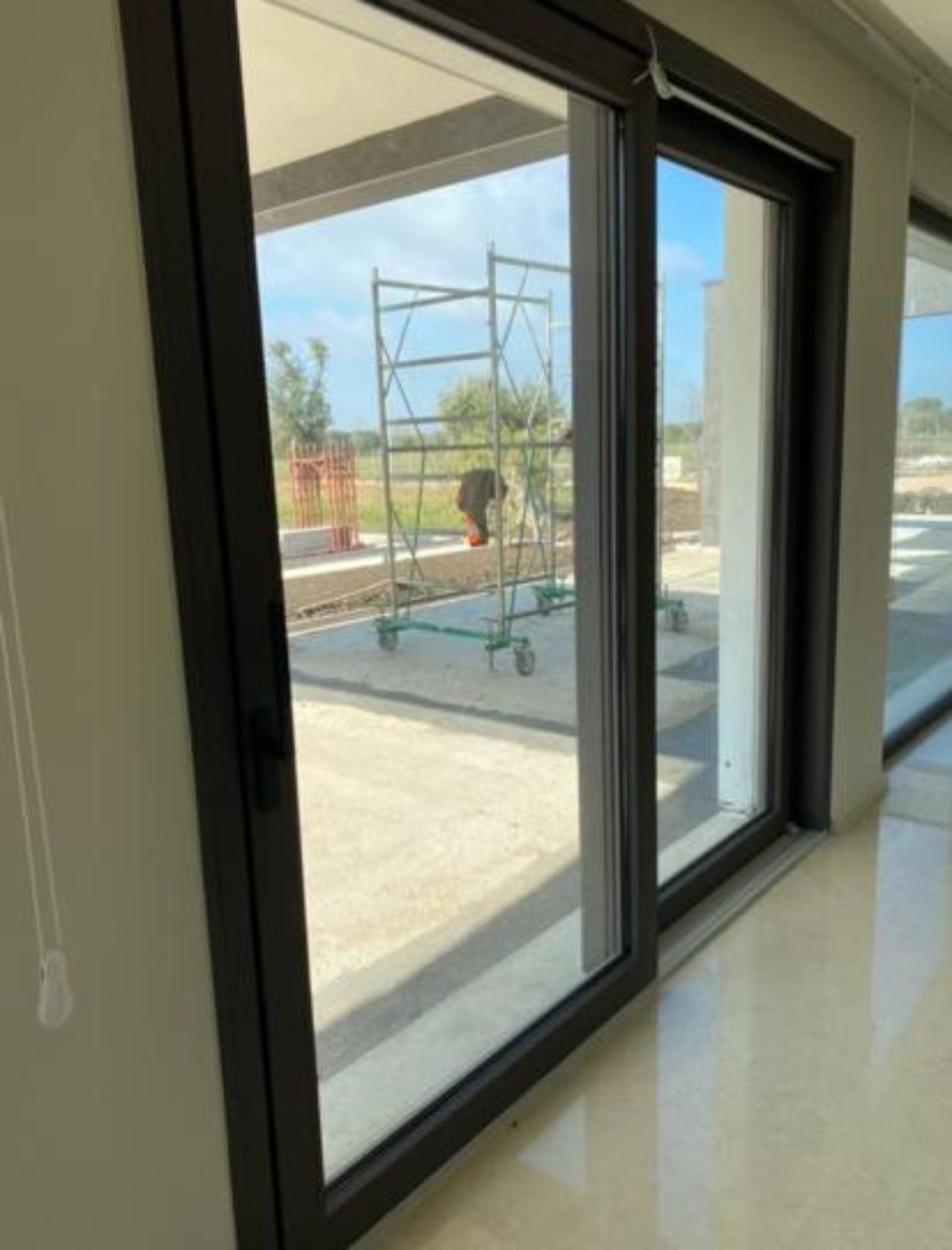 Vetrata nera scorrevole