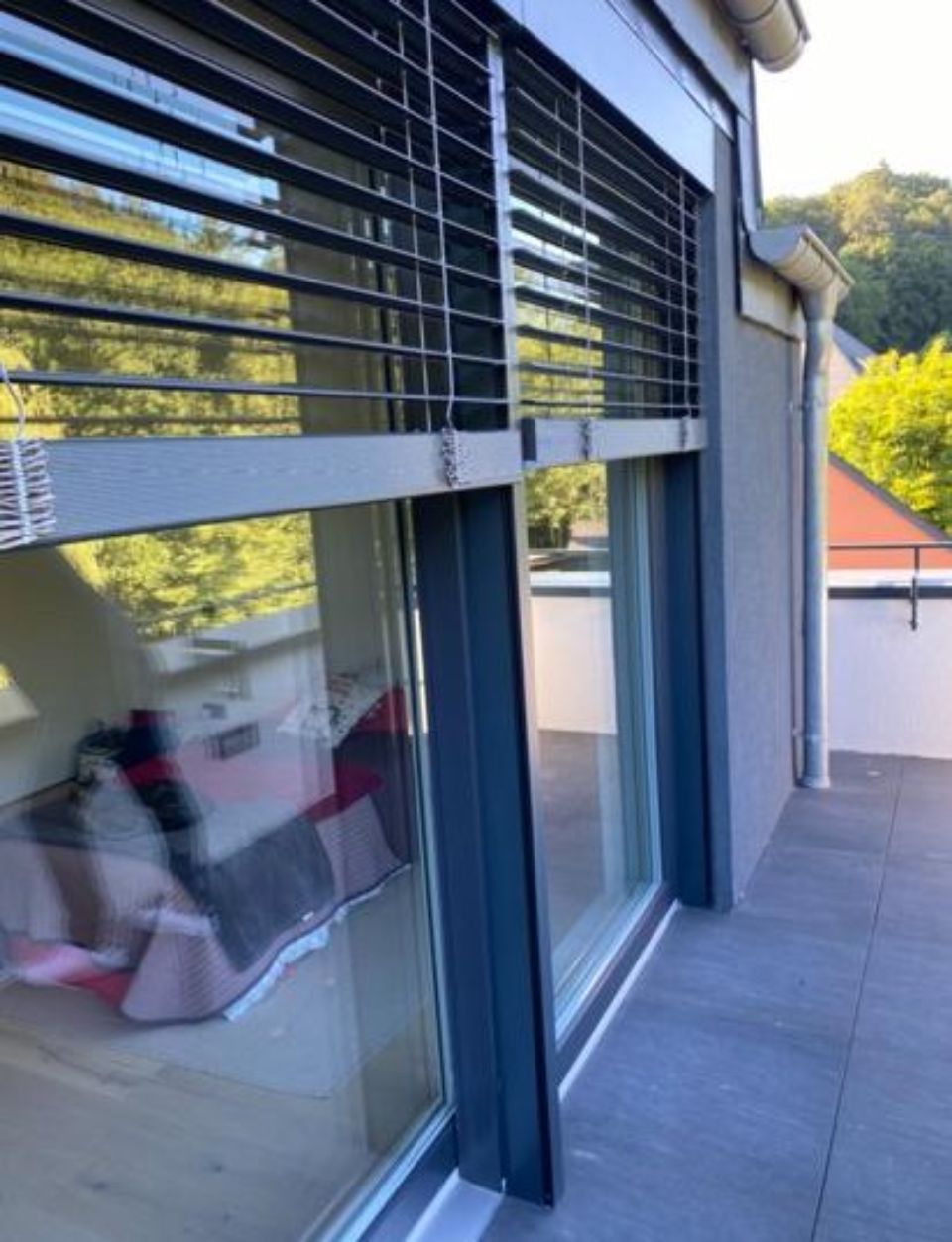 Infisso con tenda elettrica