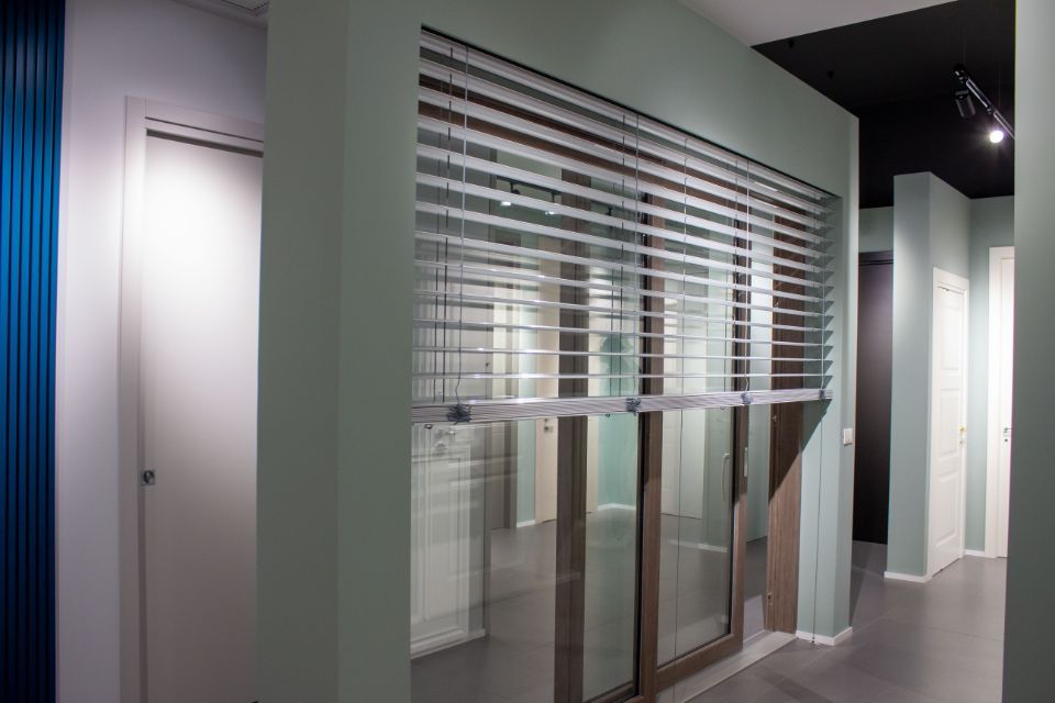 Infisso scorrevole con tenda tecnica