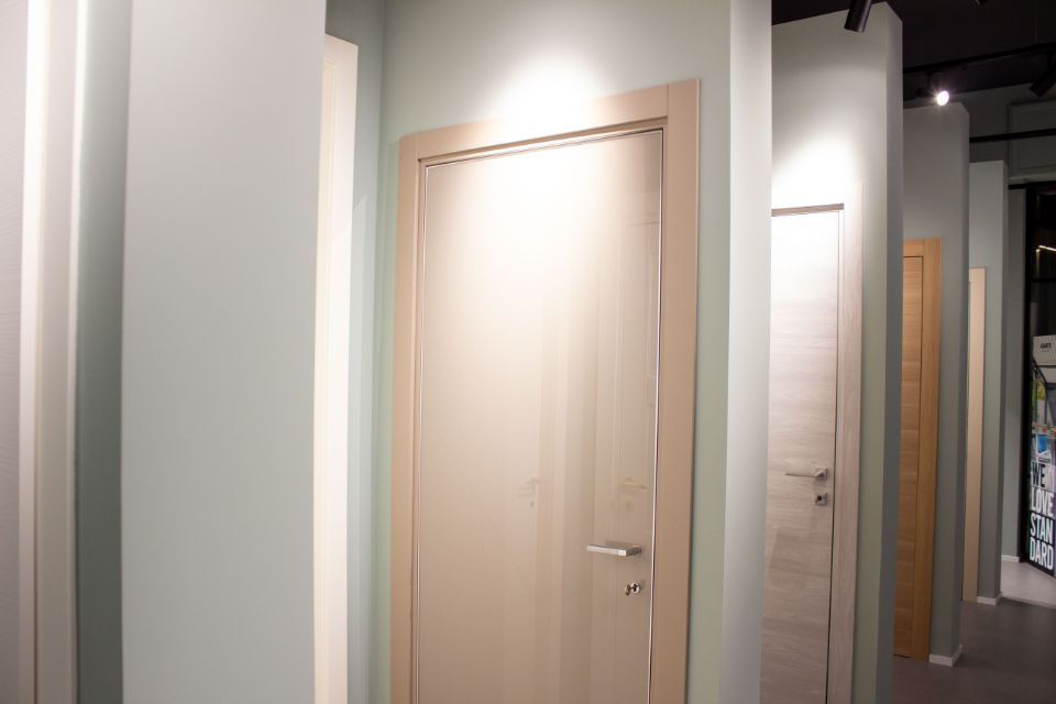 Porta in legno chiaro