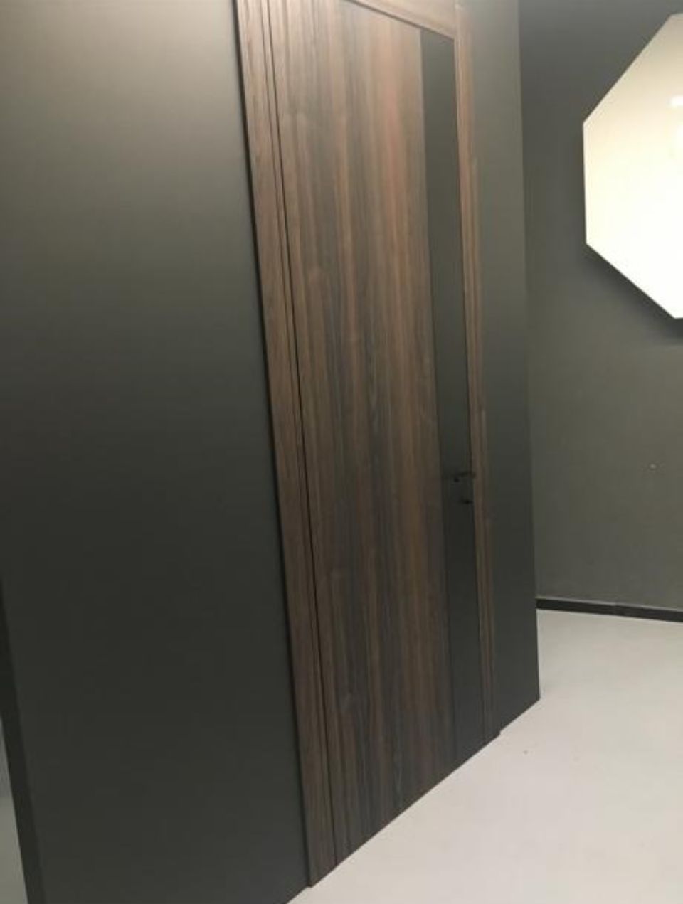 Porta in legno scuro