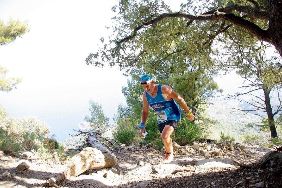 Un hombre corre por un sendero en el bosque.