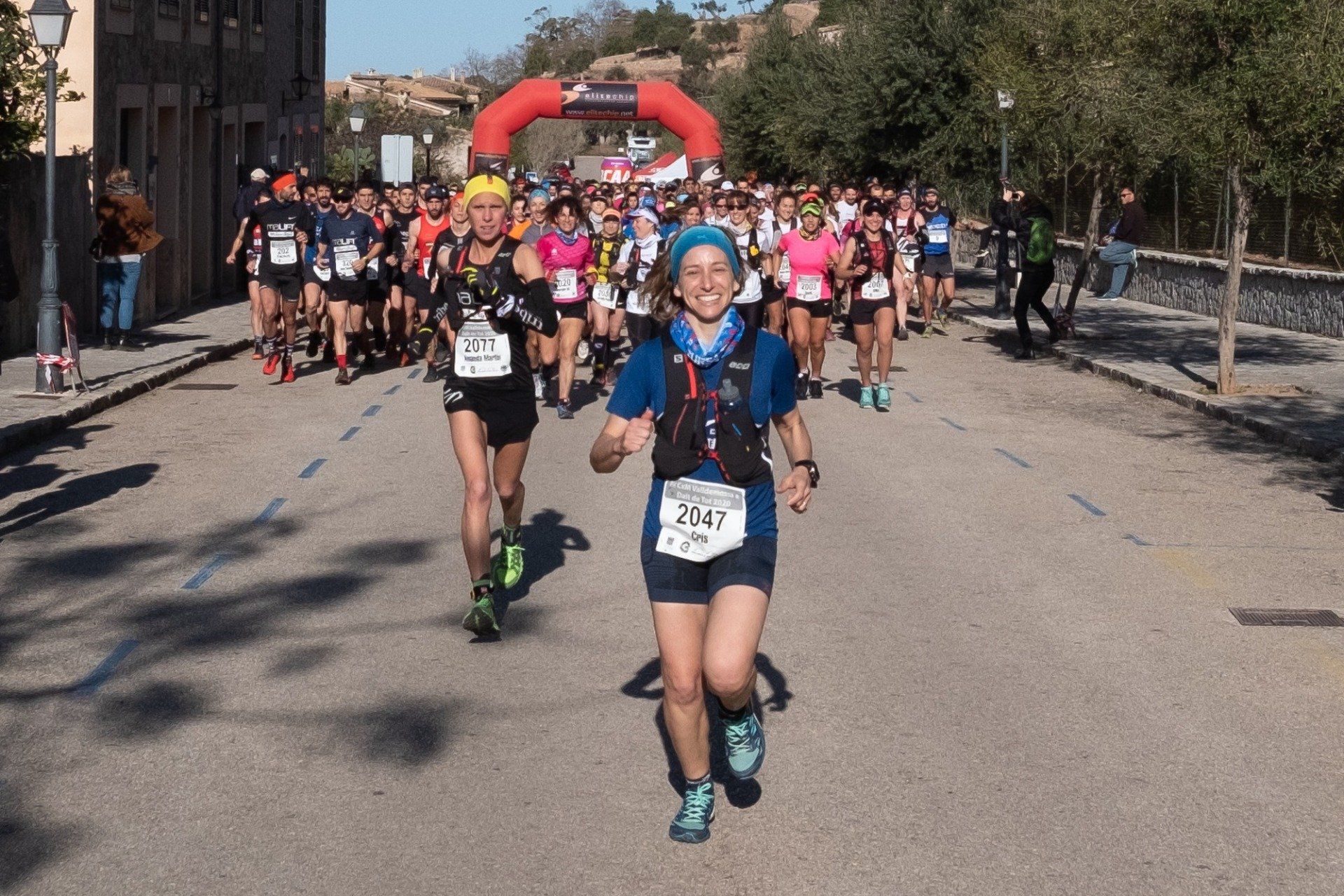 Un grupo de personas está corriendo una carrera en una calle.