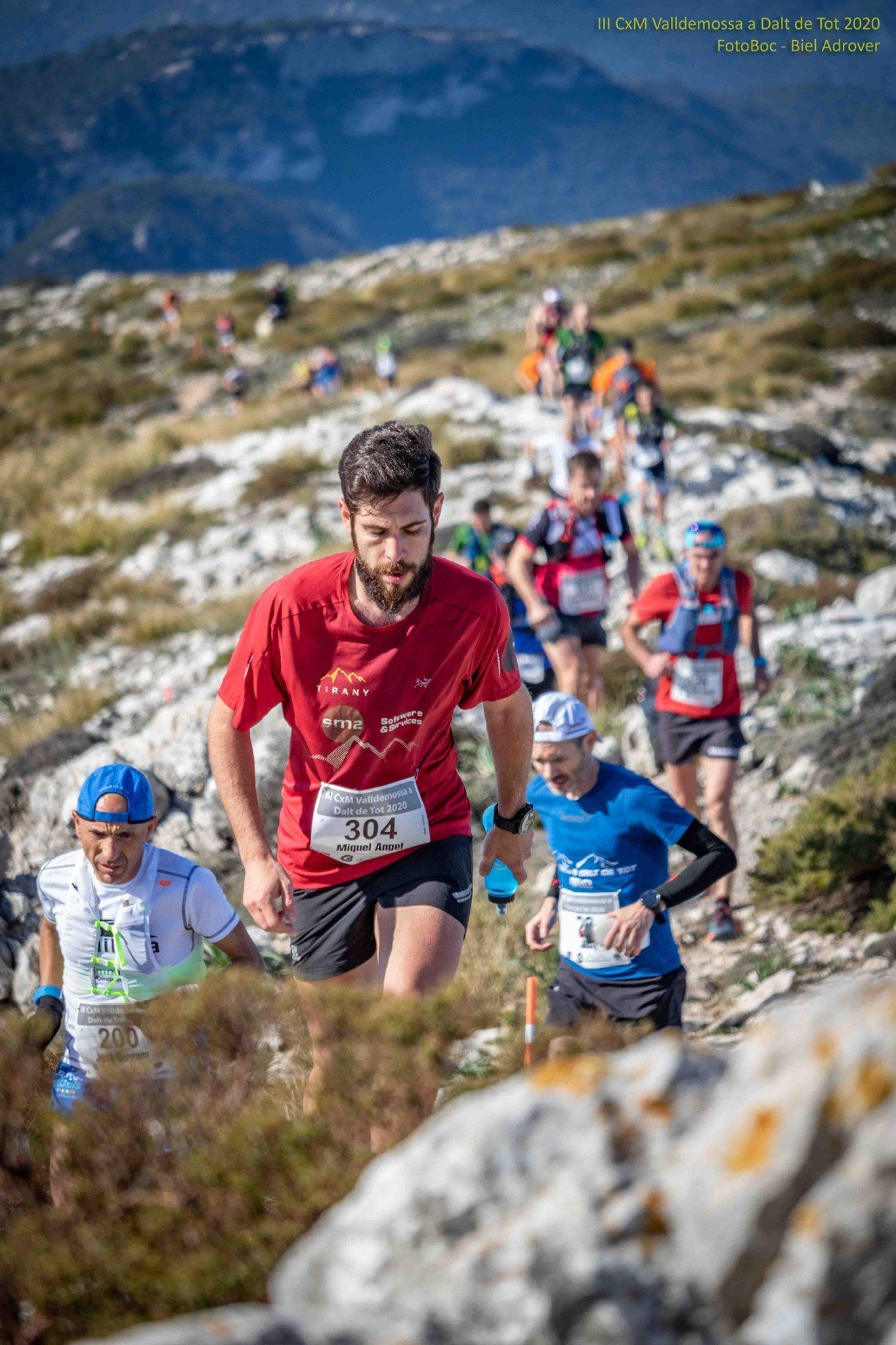 Un grupo de personas corre hacia una montaña.