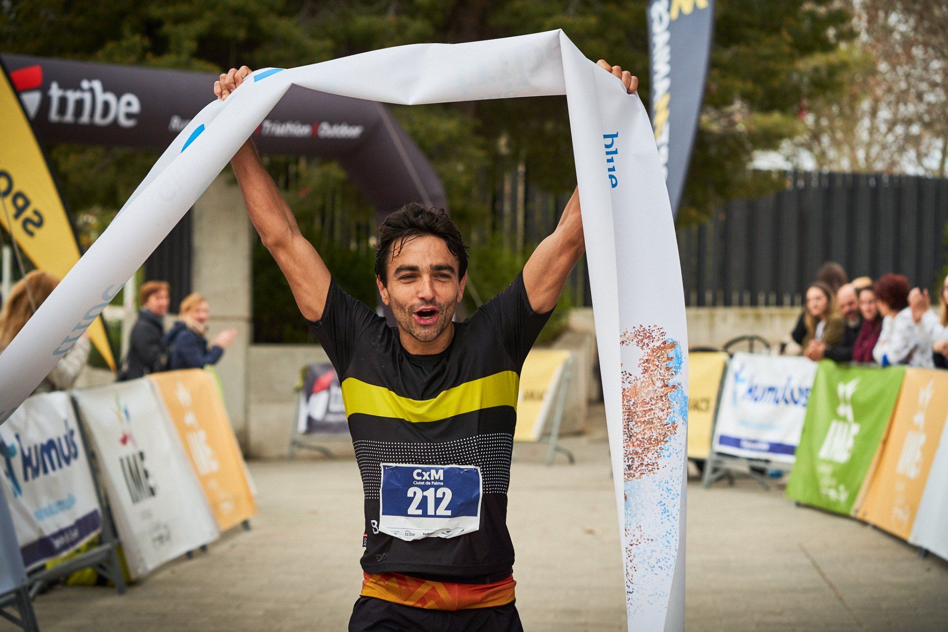 Un hombre sostiene una cinta blanca sobre su cabeza.