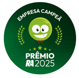 Selo circular verde com mascote sorridente e texto “Empresa Campeã Prêmio RA 2025”.