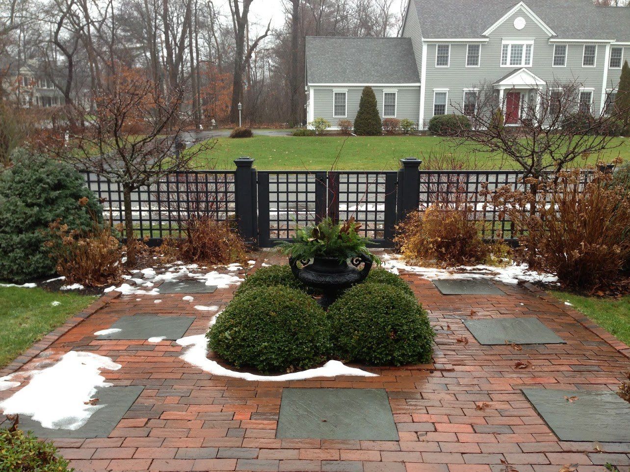 CUSTOM WOOD SWING GATE & FENCE