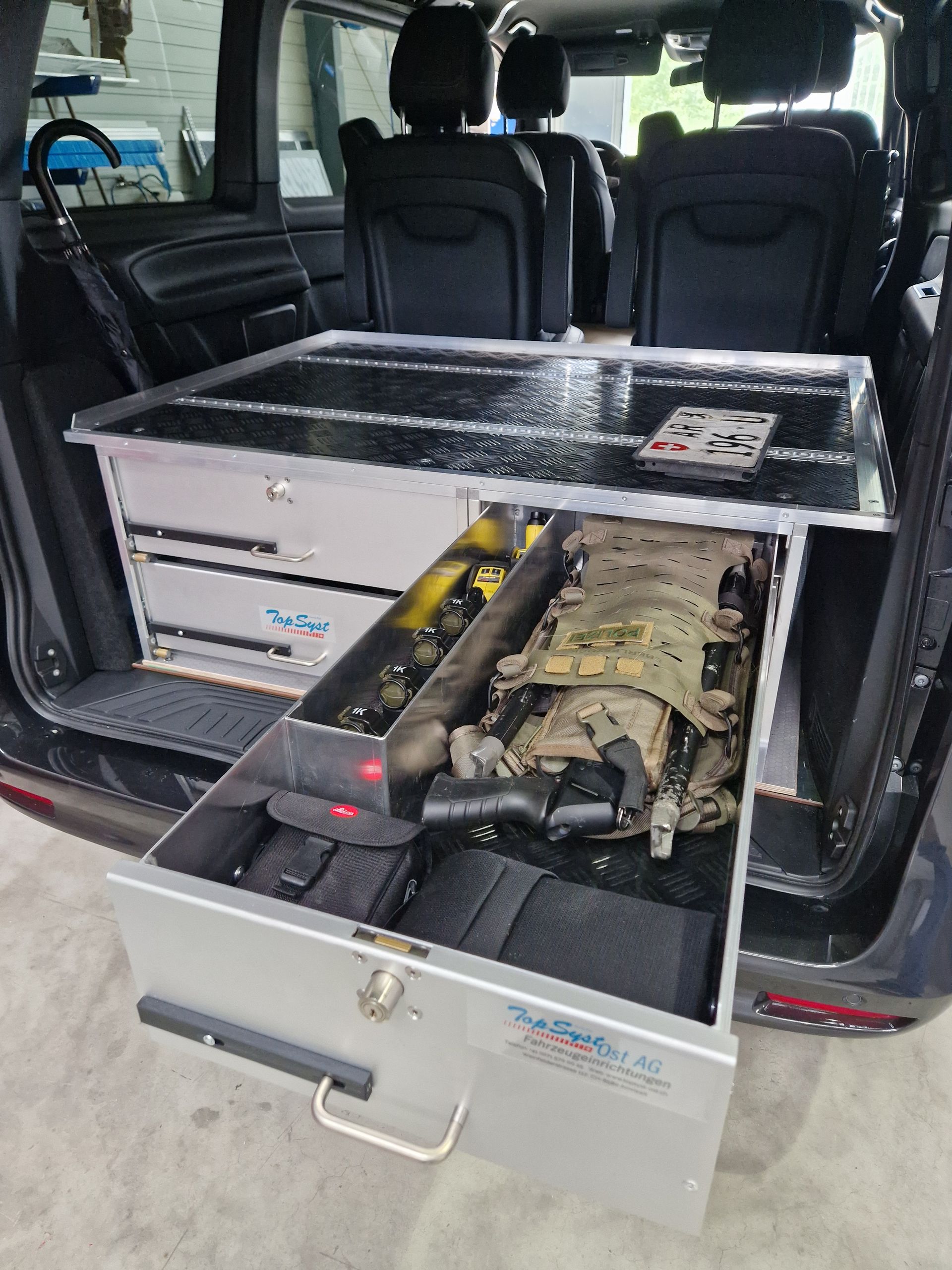 Innenraum mit einem Schubladensystem, das sich öffnen lässt, um die Ausrüstung freizugeben.