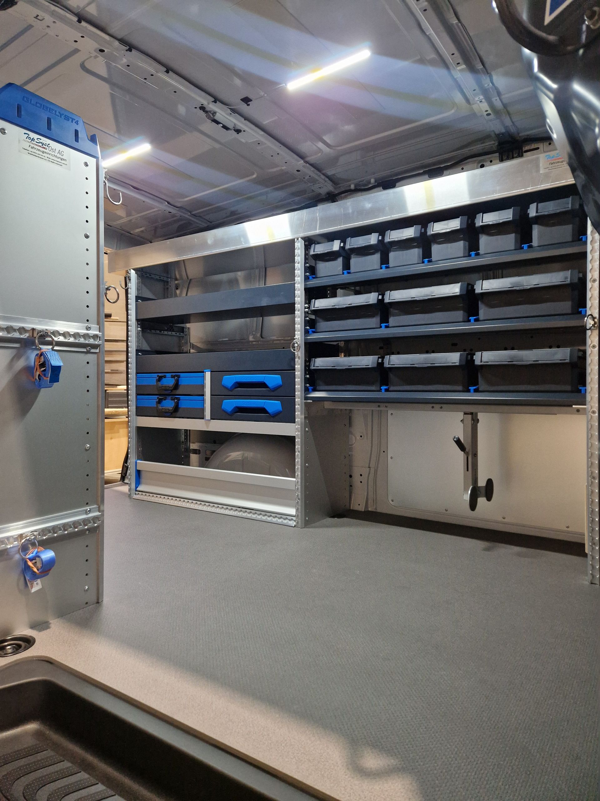 Innenansicht eines Lieferwagens. Regale mit Schubladen. Graue und blaue Farben. Innenansicht.