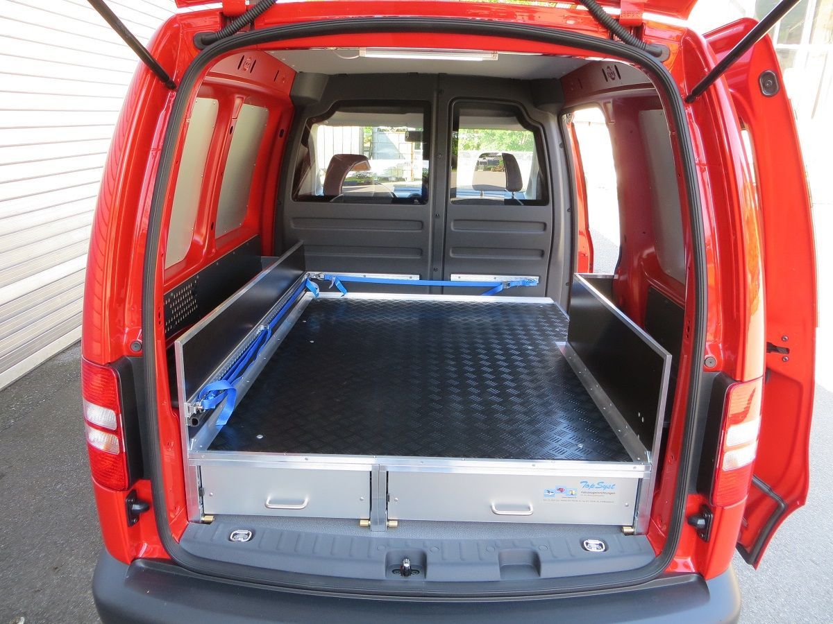 Roter Van-Innenraum mit ausziehbaren Schubladen und schwarzem Boden, wahrscheinlich für den Gütertransport.
