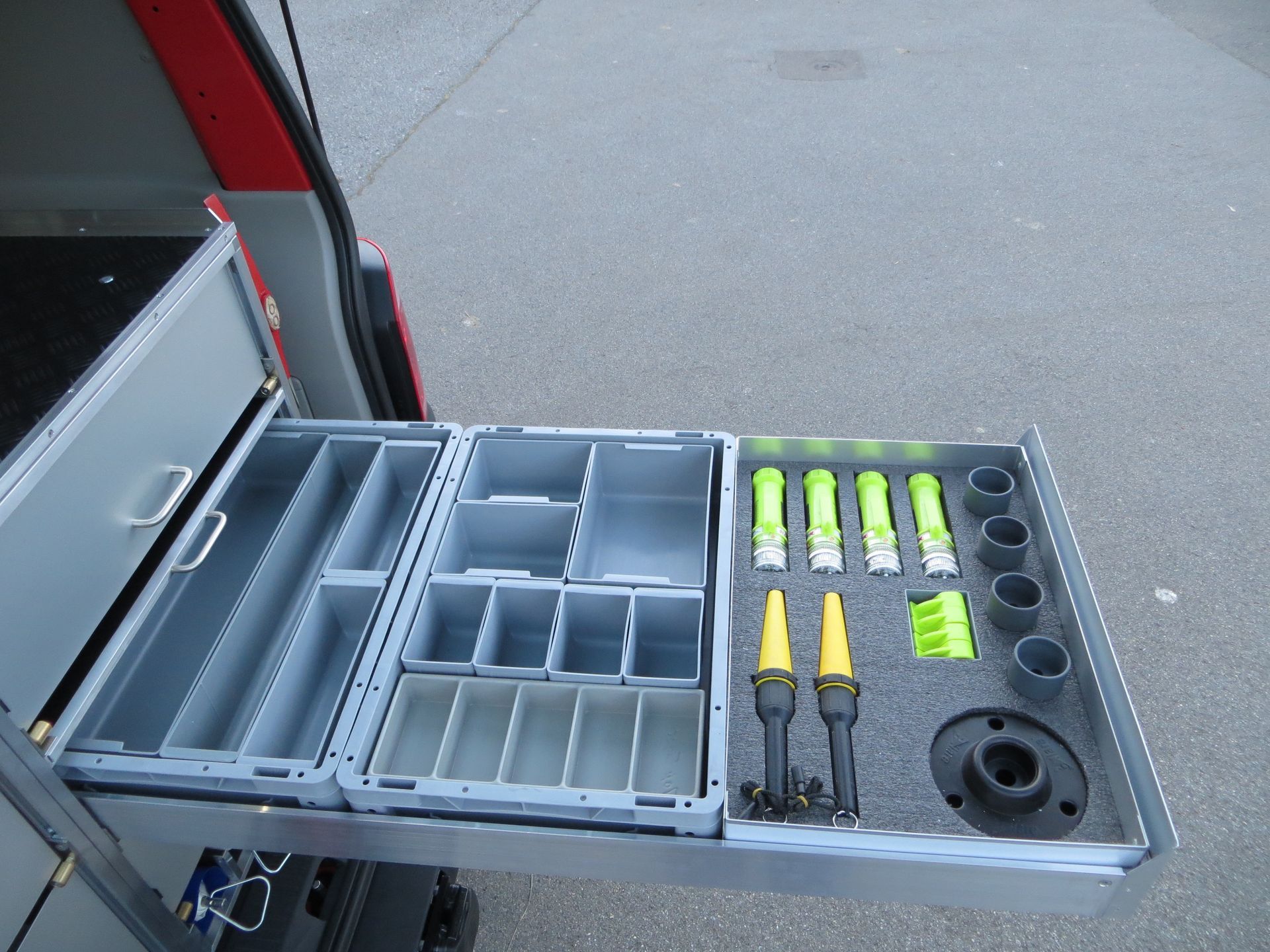 Eine Schublade mit einem Haufen Werkzeug darin