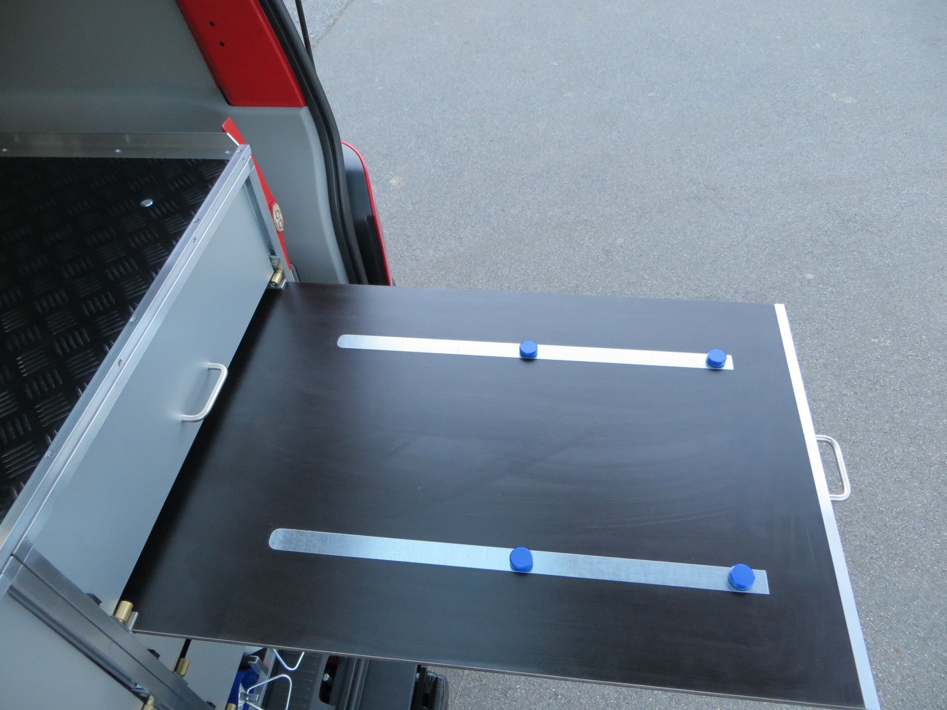 Ein Holztablett wird aus dem hinteren Teil eines Lieferwagens gezogen