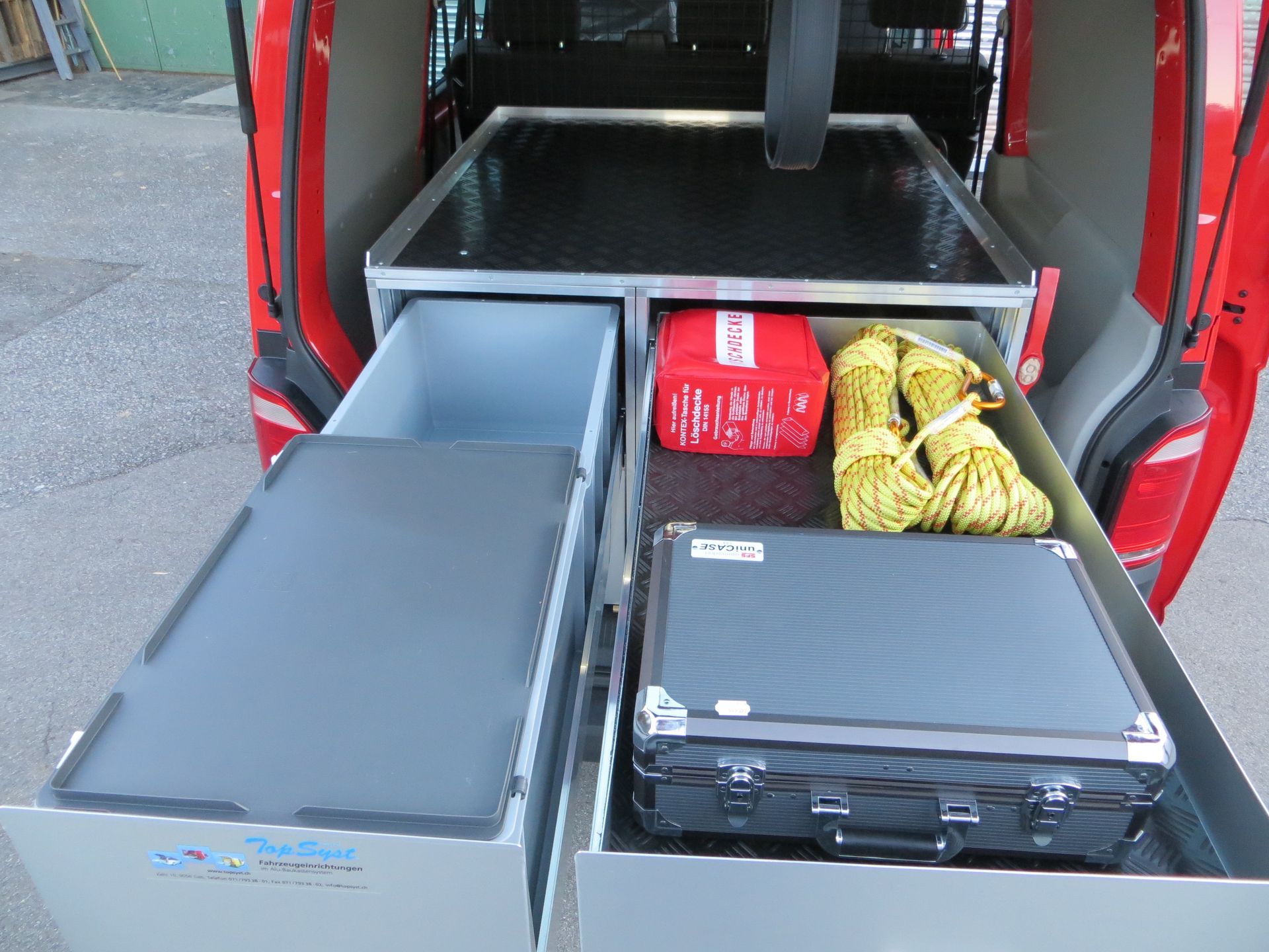 Die Rückseite eines roten Lieferwagens mit offenen Schubladen