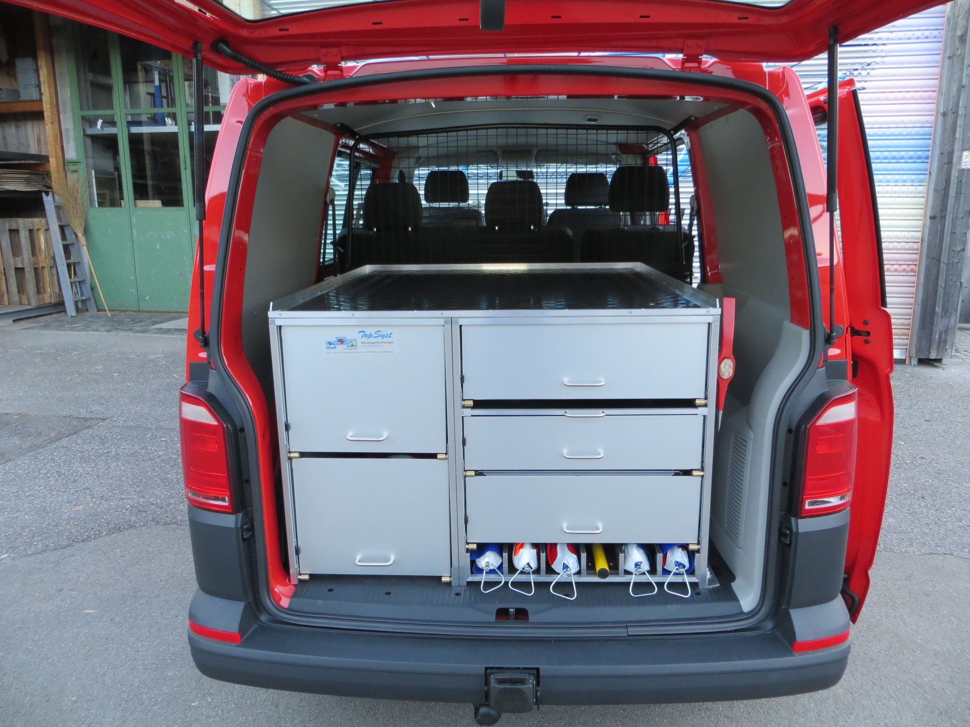 Die Rückseite eines roten Lieferwagens mit Schubladen darin