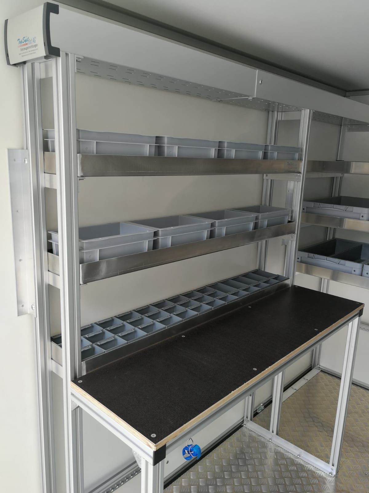 Ein Regal mit vielen Ablagen und Behältern darauf