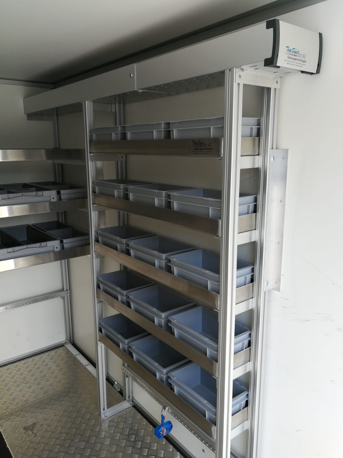 Ein Regal mit vielen Behältern darauf