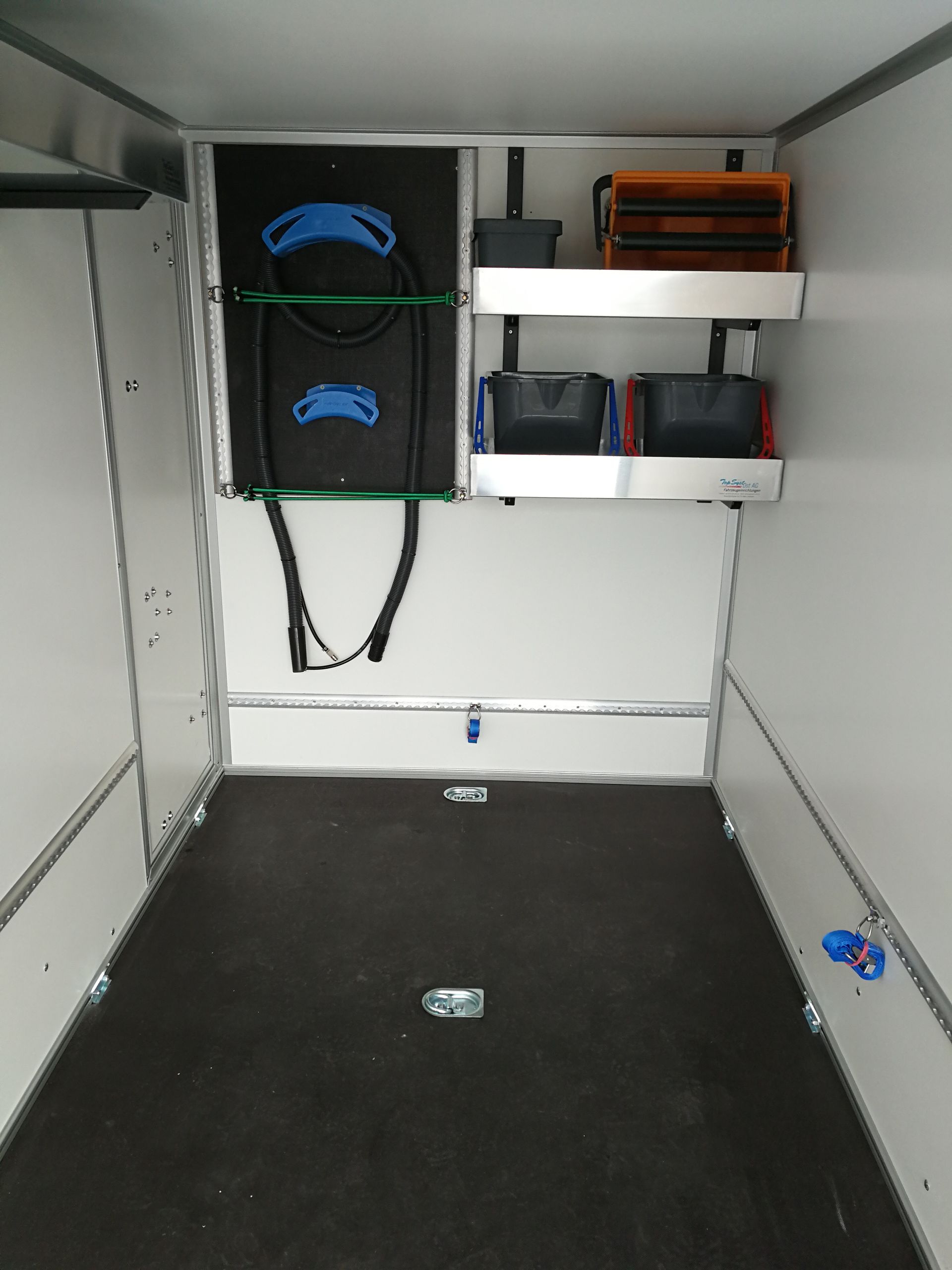 Das Innere eines Anhängers mit Regalen und Kisten