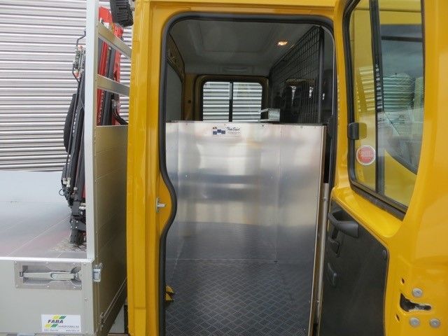 Das Innere eines gelben Lastwagens mit offener Tür