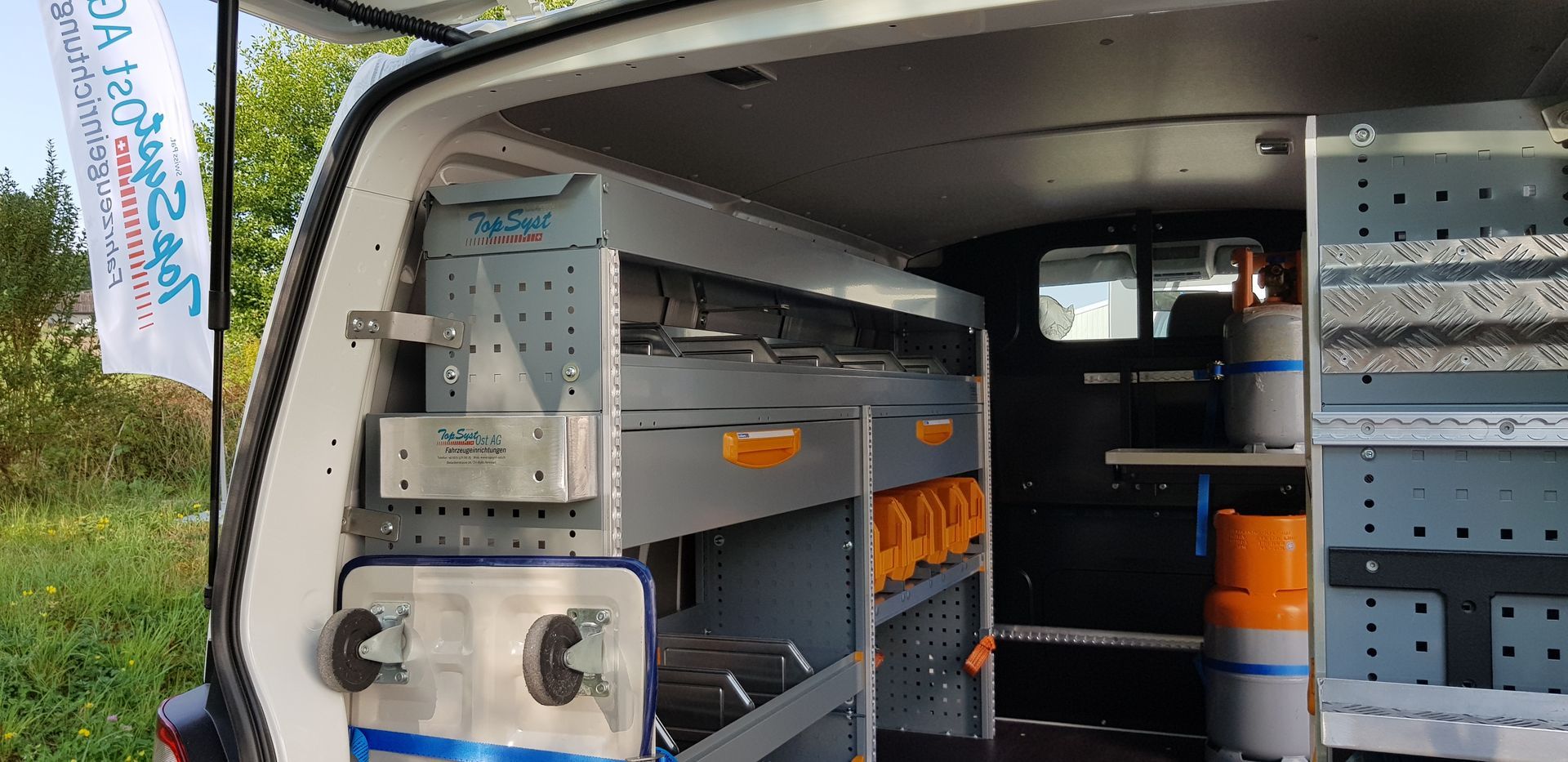 Das Innere eines Lieferwagens mit Regalen und einer Leiter.