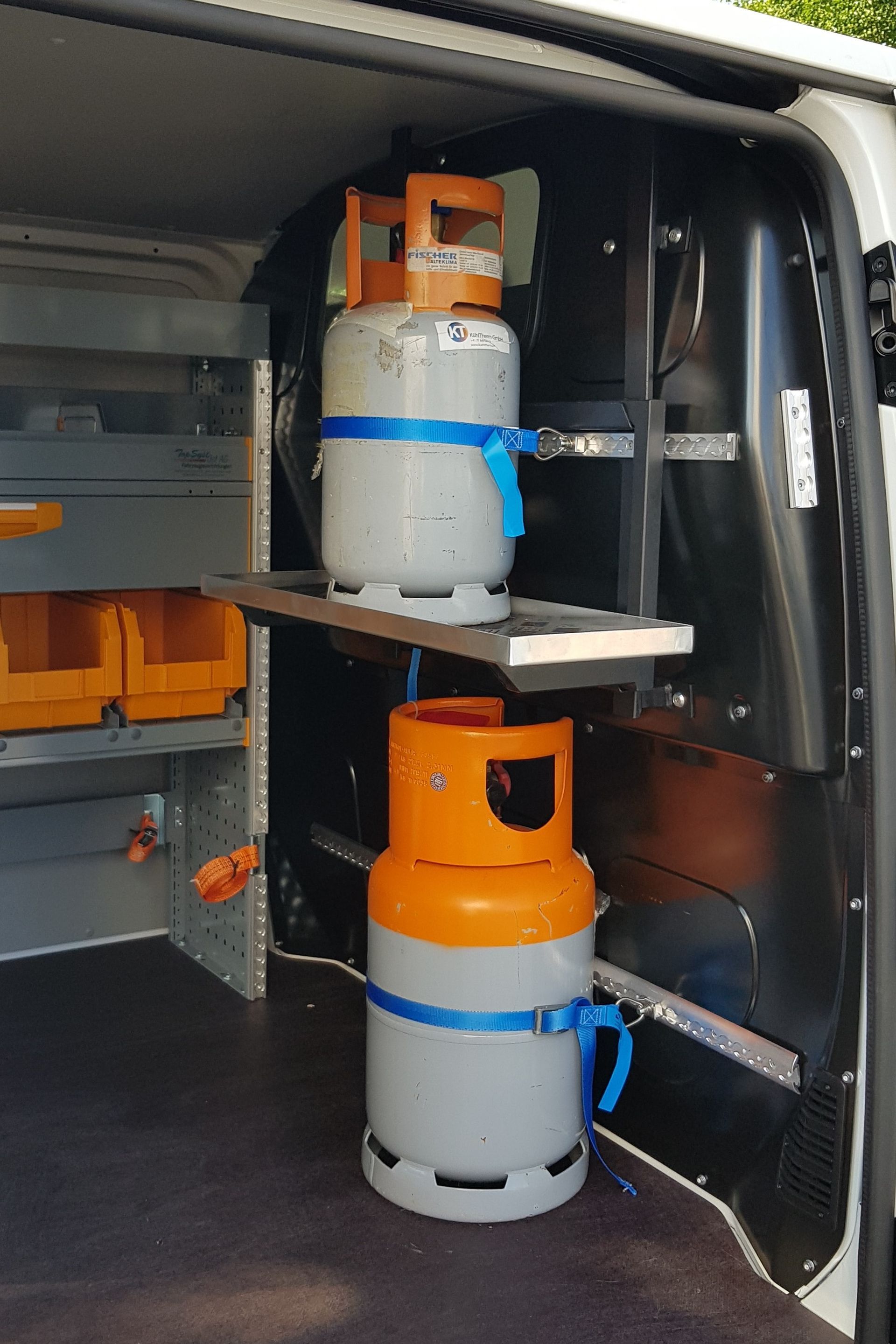 Zwei Gasflaschen sind in einem Lieferwagen übereinander gestapelt