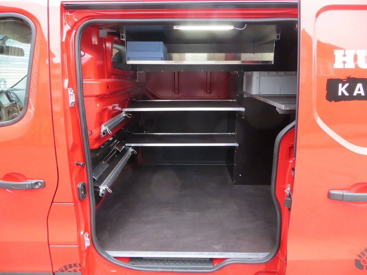 Das Innere eines roten Lieferwagens mit offener Tür