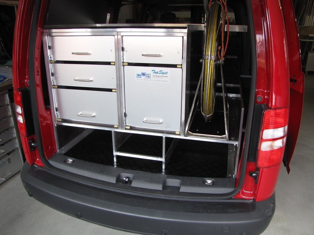 Ein roter Van mit Edelstahlschubladen im Heck
