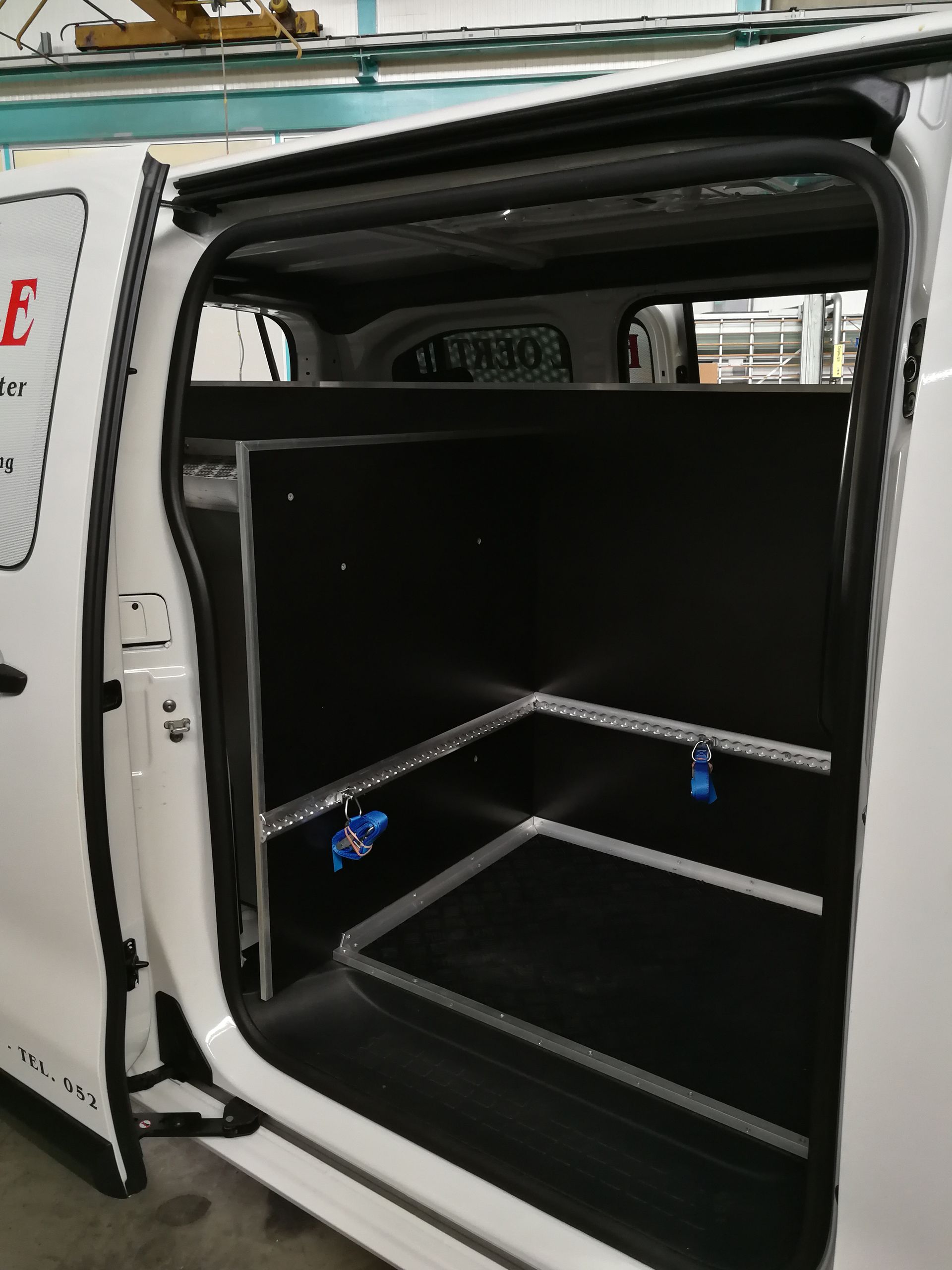 Das Innere eines weißen Lieferwagens mit offener Tür