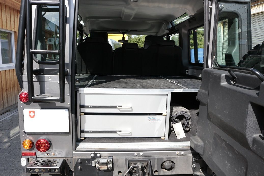 Die Ladefläche eines Jeeps mit offenem Kofferraum und einer Leiter.