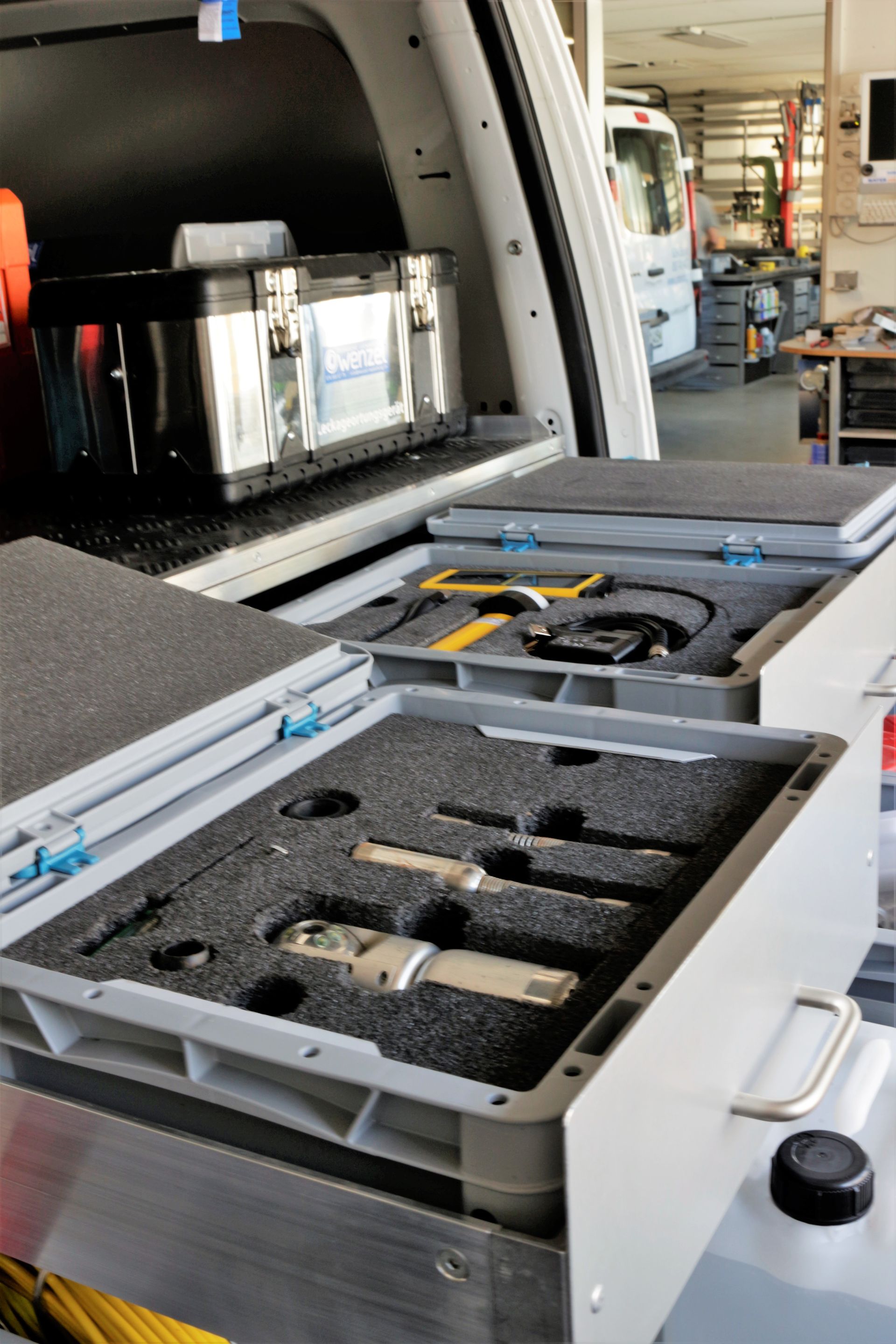 Ein Lieferwagen mit einem Haufen Werkzeug darin