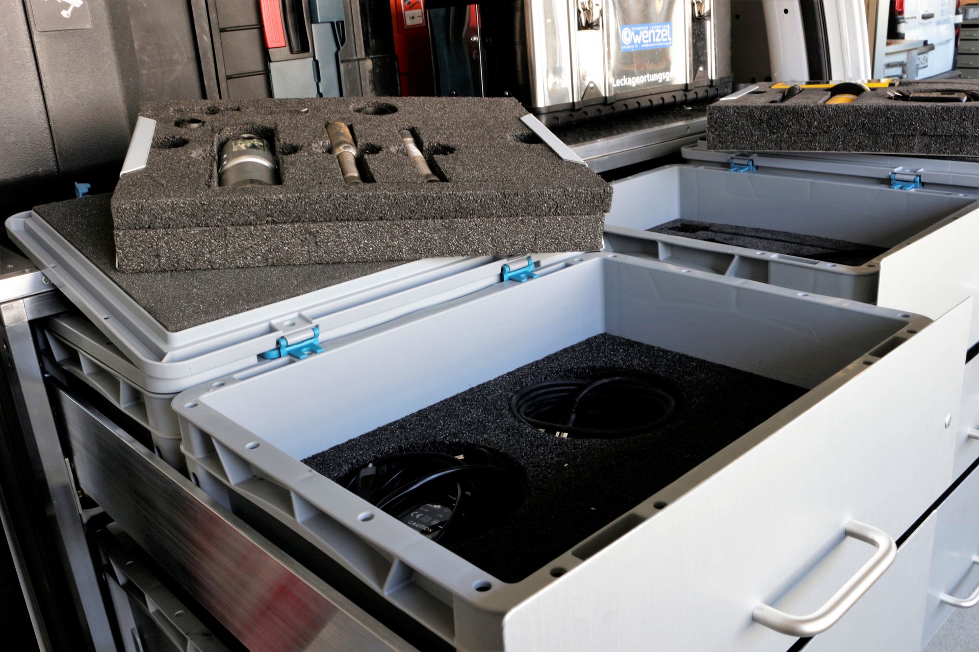 Ein weißer Behälter mit einem Schaumstoffkissen darauf