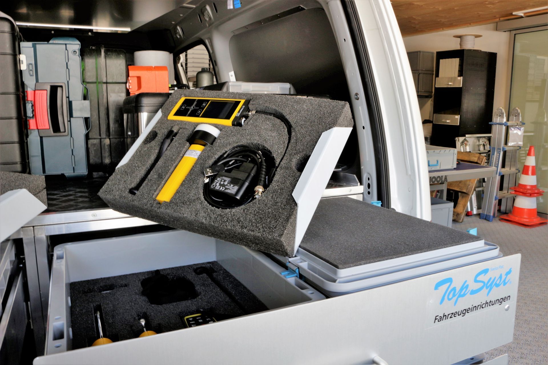 Die Rückseite eines Einsatzwagens mit Werkzeug darin