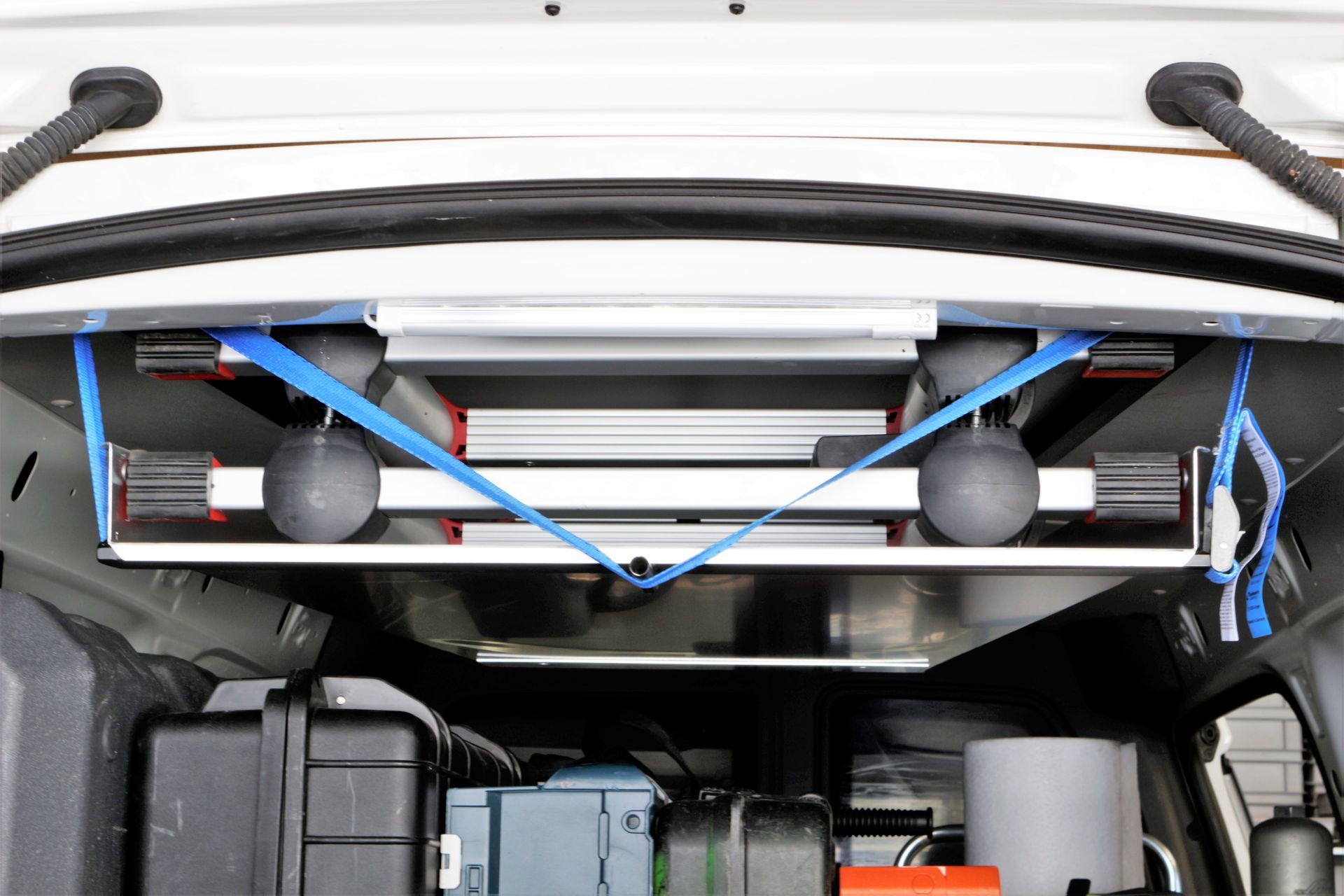 Die Rückseite eines Lieferwagens mit einer Leiter darauf