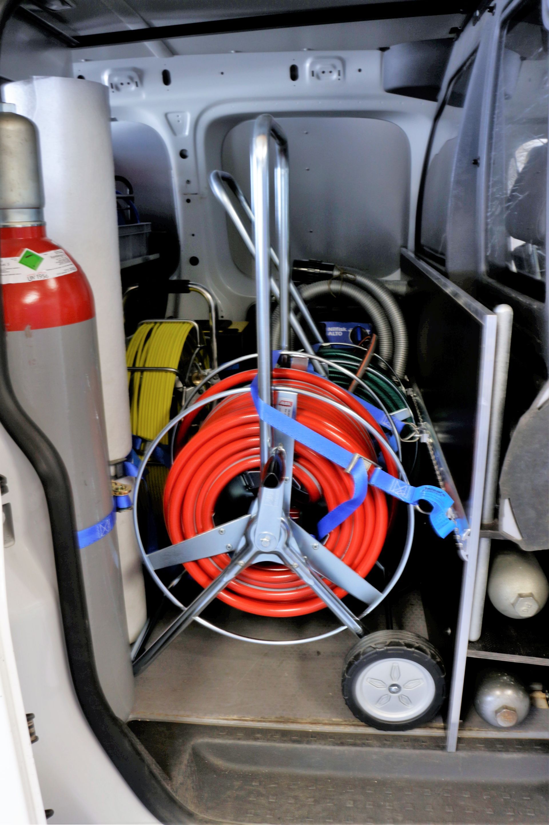 Ein weißer Lieferwagen mit einem Haufen Werkzeug darin