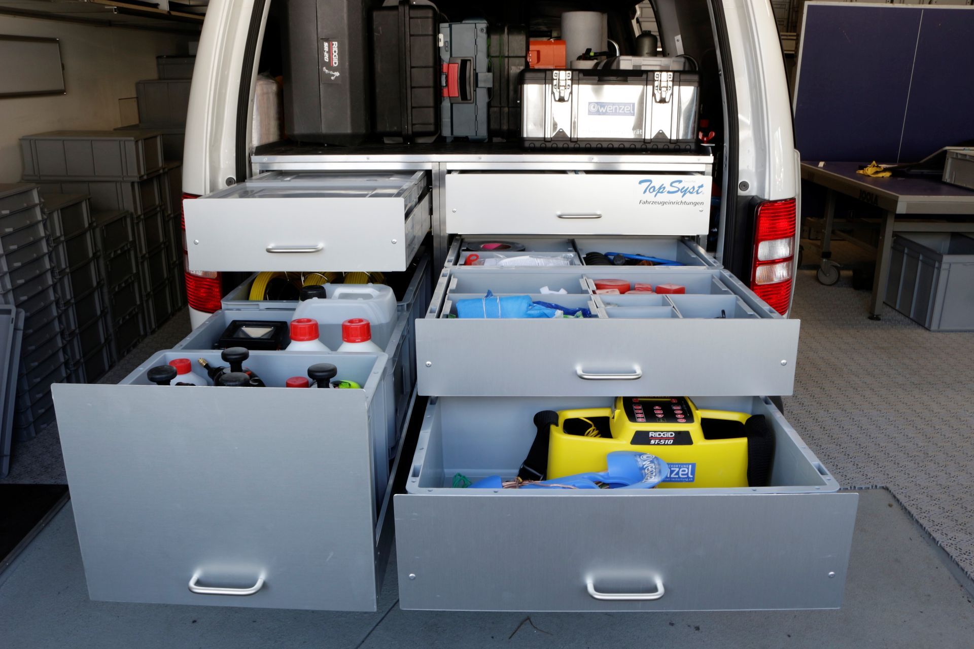 Ein Van mit vielen Schubladen und Flaschen darin