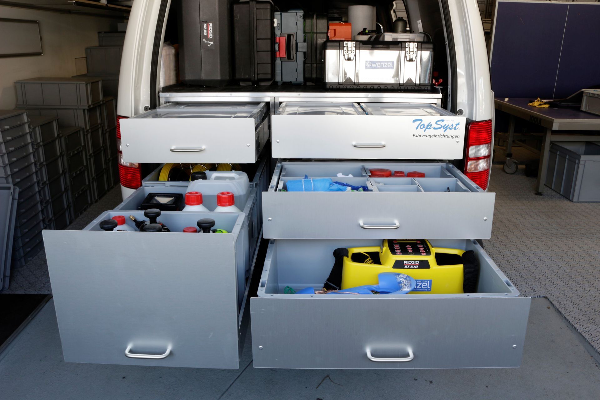 Ein Van mit vielen Schubladen und Werkzeugen darin