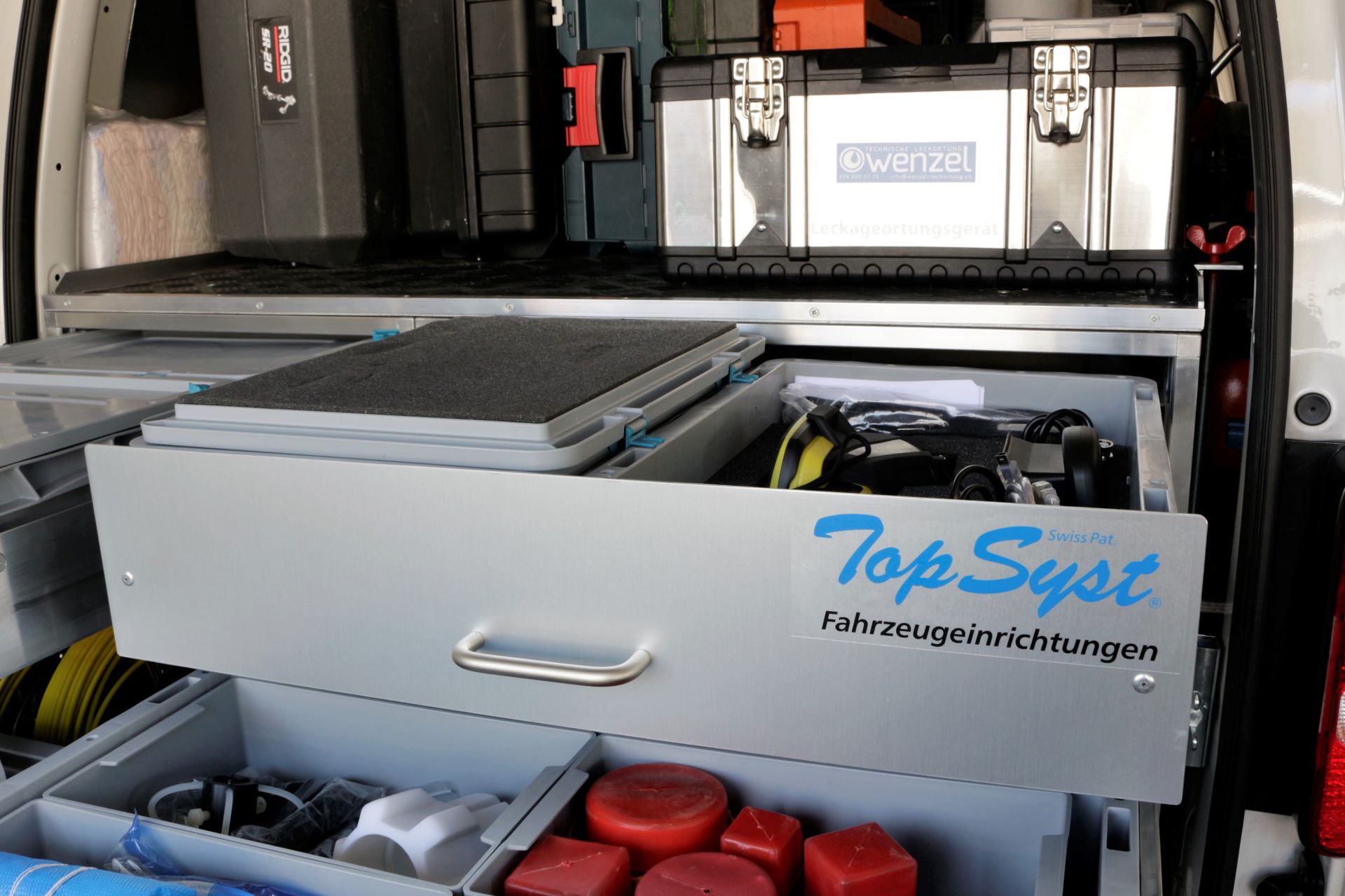 Ein Van mit einer Schublade, auf der Top Syst steht