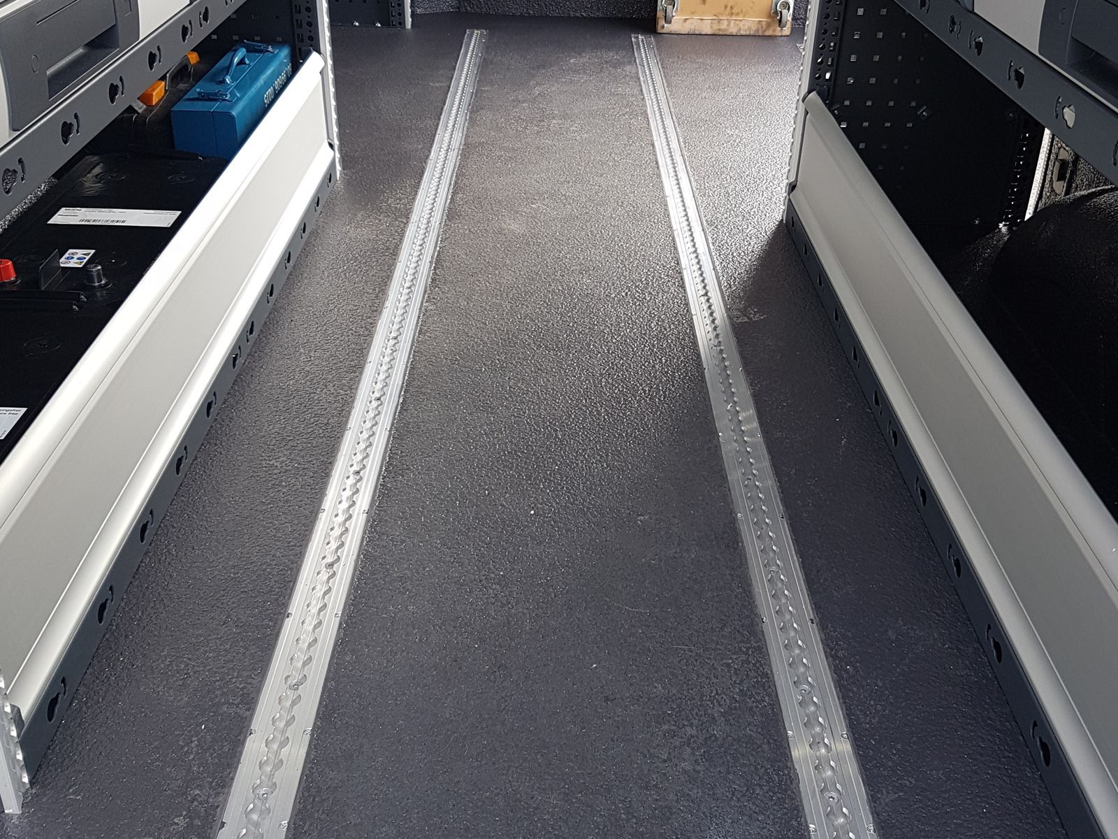 Das Innere eines Lieferwagens mit einer blauen Box auf der Ladefläche